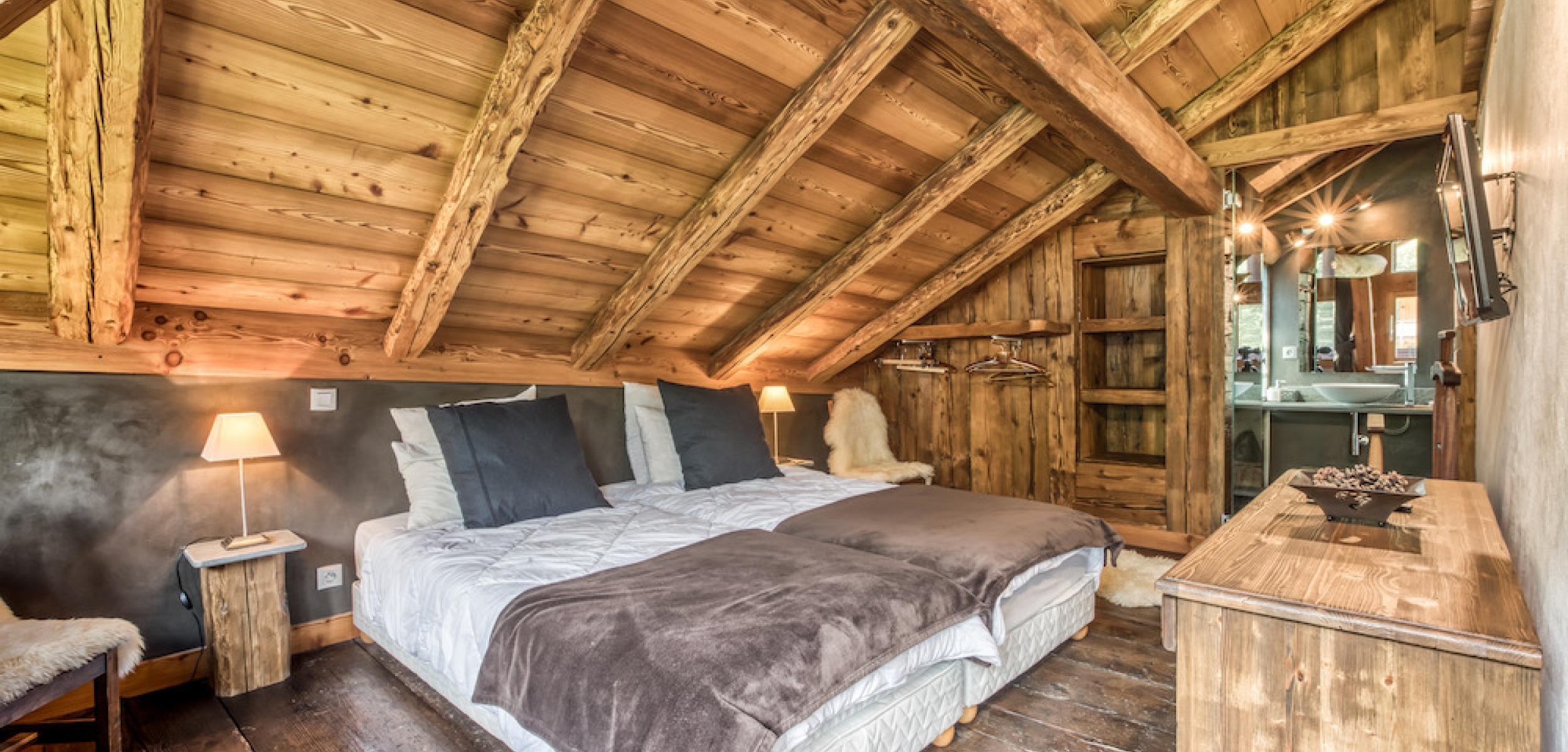 Small wooden chalet to rent in the Alps